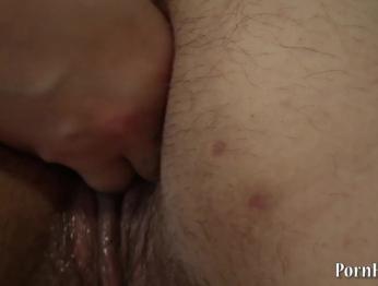 Брюнетка трахает руку, пухлая с большой попкой, фистинг