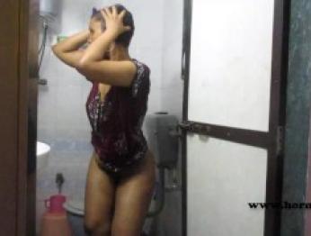 HornyLily принимает горячий душ и трясет своей большой задницей