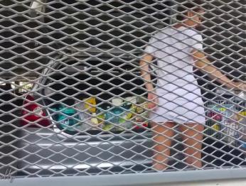 Любительская девушка показывает свою киску и сиськи на парковке торгового центра