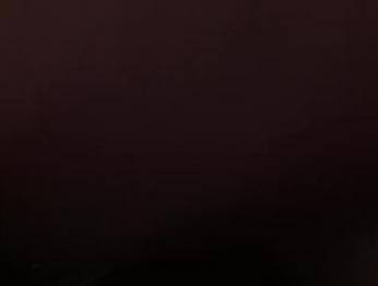 Закрученная блондинка в черной стрингах