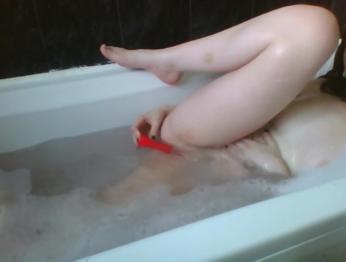 18-летний подросток мастурбирует в ванной BIG ASS Persephone pink