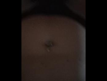 Подросток скачет петух в гостиничном номере