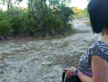 Публичный трах и сквирт с толстым дилдо с большим черным членом