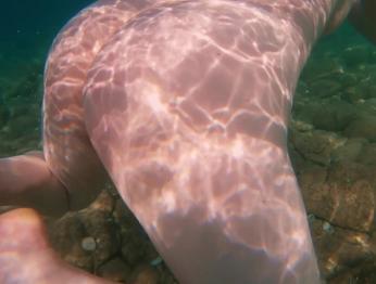 Рыжая девушка с большими натуральными сиськами и идеальным телом плавает голой в море