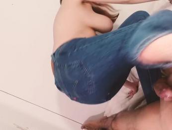 Секс в джинсах без промежности и кончил на грудь