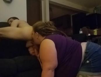 Зрелая пума лижет очко своего молодого ебаря