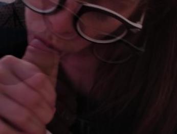 Она играла в Fortnite, она пришла отсосать мой член, кончил ей на лицо