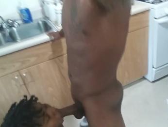 Она полирует пистолет перед тем, как его разряжать, ЧТО СООБЩЕНИЕ!