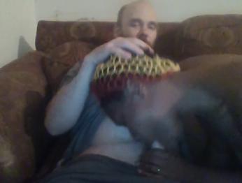 Ebony Queen медленно сосет и заглатывает все за оральный кремпай