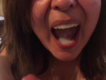 Con el anillo de matrimonio infiel me la mama y termino en su boca