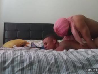 Транссексуал трахает пузырчатую задницу часть 2