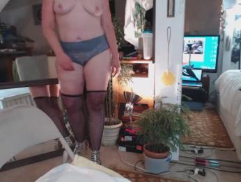 V100 Redheaded Cougar в параде трусиков и впечатляющий оргазм