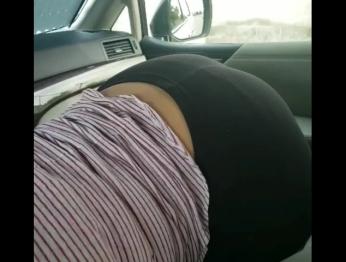 Распутная мамаша ускользает, чтобы отсосать большой член. Рот капает с дипломом. (POV)