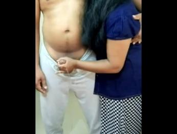 Индийская девушка сосет сосок парня, давая ручную работу, пока он не кончит