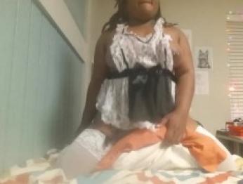 Ботанистая горничная скачет на подушке перед возвращением соседа по комнате