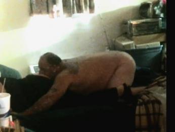 Муж и друг Спорт трахают жену. И берет два внутрь