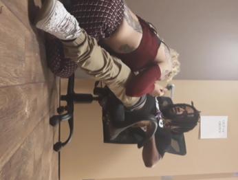 Татуированная блондинка дает BBC лучшую голову на работе