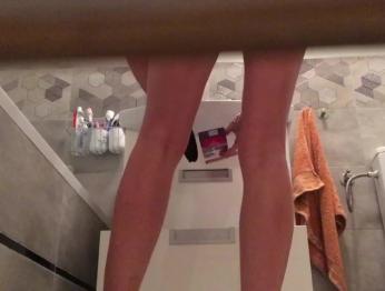 Подглядывая за горячей девочкой после душа, скрытой камерой ванной, она находит анальную пробку ГОРЯЧЕЙ !!