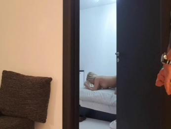 Сын видит, как папа трахает мачеху, и он получает мачеху мачеху