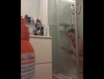 SPY CAM в душе толстый рыжий делает рутинный ночной душ