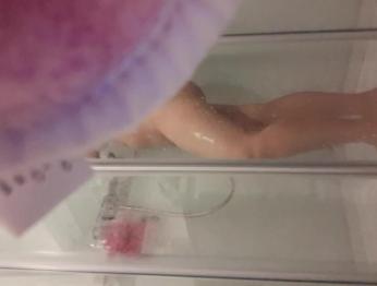 Шпионская камера в душе, толстая рыжая мастурбирует в душе