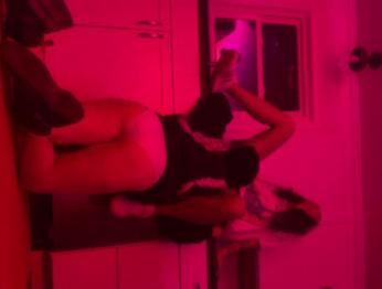 Парень наблюдает, как мы трахаемся на его кухне