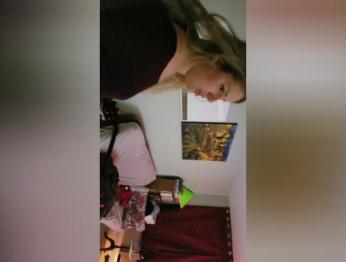 Симпатичная молодая девушка играет с прикладом в продуктовом магазине