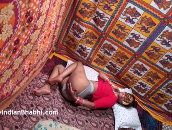 Индийская мачеха Simran отчаянно нуждается в большом члене для своей киски