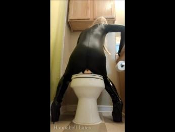 Мастурбация в латексных перчатках, верховая езда и соседи по комнате прямо снаружи!