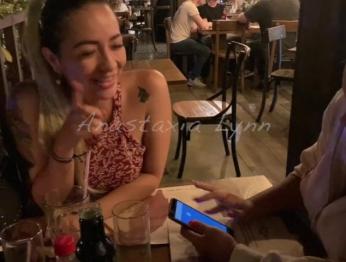 Два друга контролируют мою игрушку в Public Restaurant! Холдинг стоны!