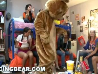 DANCINGBEAR - сестры из колледжа колледжа угощены петухом