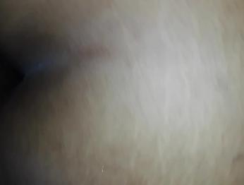 Ей нравится, когда я кладу этот член глубоко в ее живот