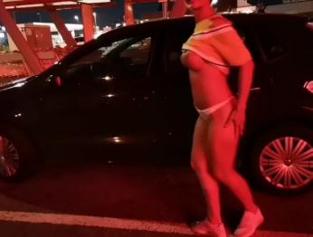 Sculacciata nel parcheggio al centro commerciale con pompino finale nel parcheggio