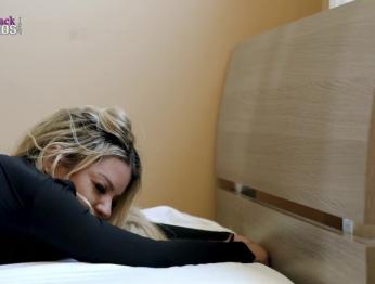 Мачеха с огромными сиськами застряла заправлять постель - Brooklyn Chase