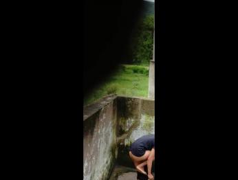 Индийская девушка 18  खुले आसमान के निचे बिना कपड़ों के अपने बूब्स को हिलाते हुए मजा ले लिया। मोनिका रानी