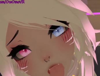 Застенчивая девочка-кошка хвастается перед тобой в VRChat