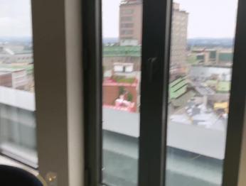 Неверная жена покрывает кремом член незнакомца