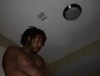 Встретил ее на бурбоне, она приехала из Миссисипи.