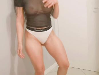 Ragazza con belle tette e culorosso si diverte a ballare in quarantena