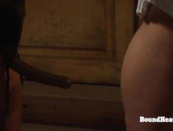 Сексуальная юная лесбиянка принимает страпон глубоко в свою киску и сильно стонет