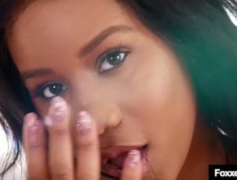 Идеальная крошка-брюнетка Jenna Foxx дает пальцами своей милой мокрой киске!